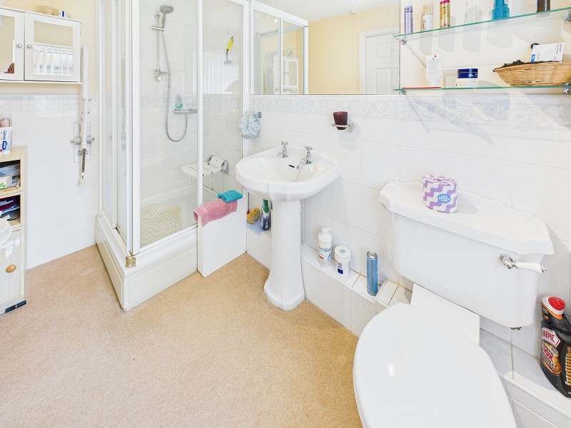 En Suite to Bedroom 1