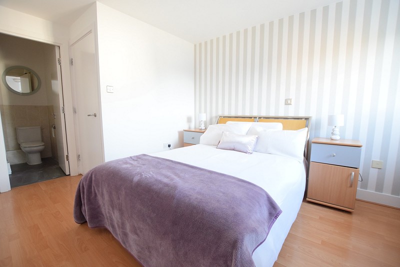 Principal bedroom with en-suite shower/wc