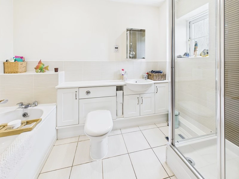 En Suite to Bedroom 1