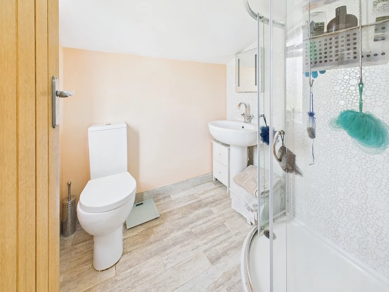 En Suite to Bedroom 1