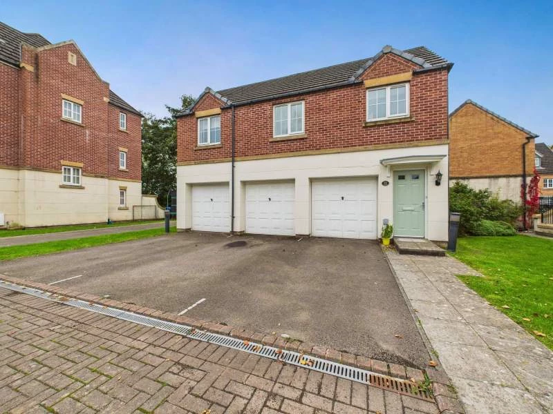 Driveway & Front Entrance
