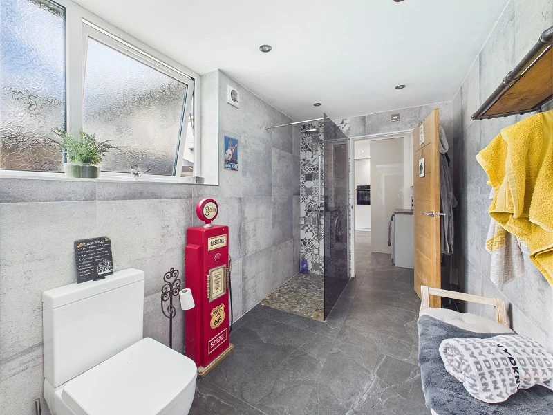 Ground floor shower room/wc