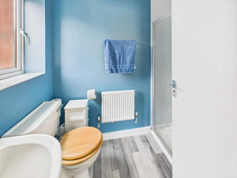 En Suite to Bedroom 1