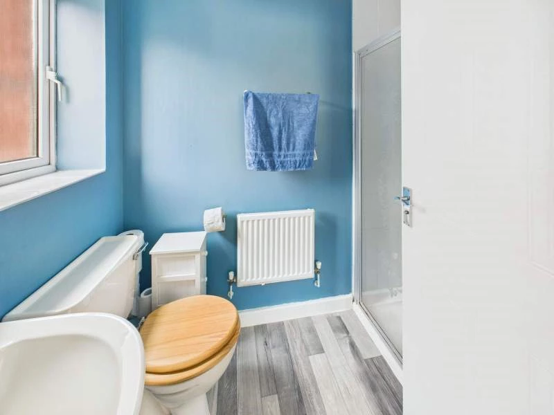 En Suite to Bedroom 1