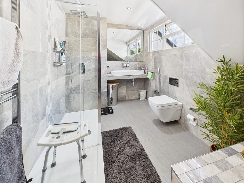 En Suite Bathroom to Bedroom 1