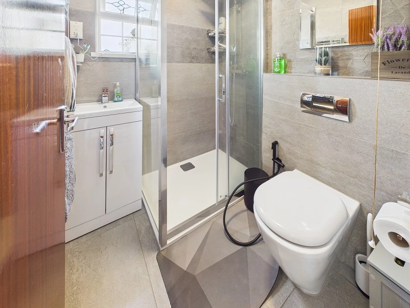 En Suite to Bedroom 4