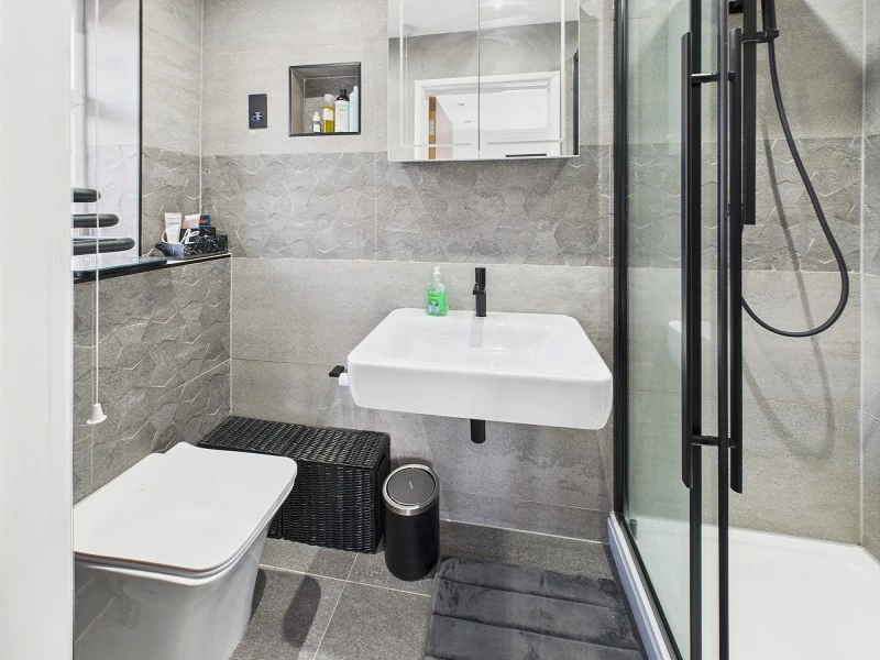 En Suite to Bedroom 2