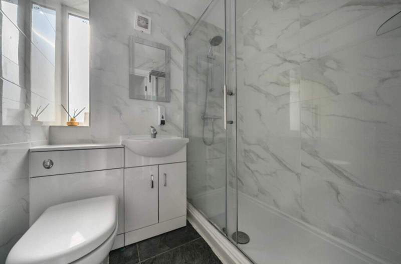 En Suite Shower Room to Bedroom 1