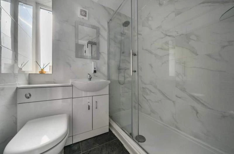 En Suite Shower Room to Bedroom 1