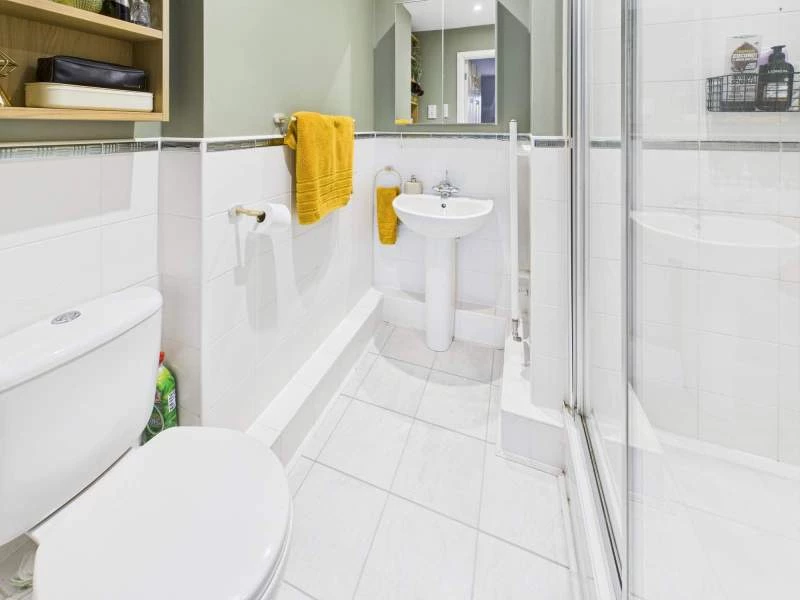 En Suite Shower Room to Bedroom 1