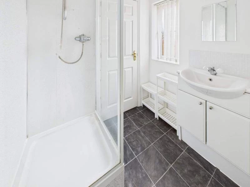 En Suite to Bedroom 1