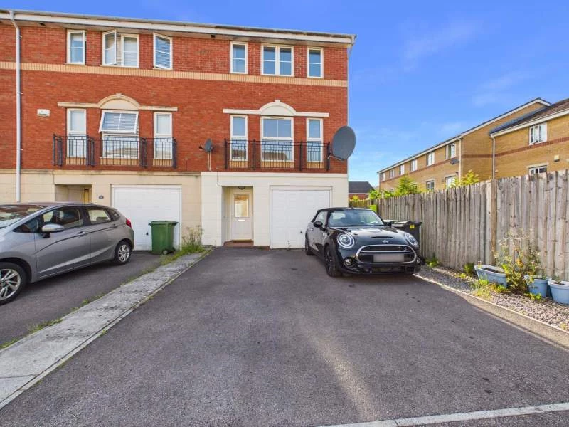 Driveway & Front Entrance