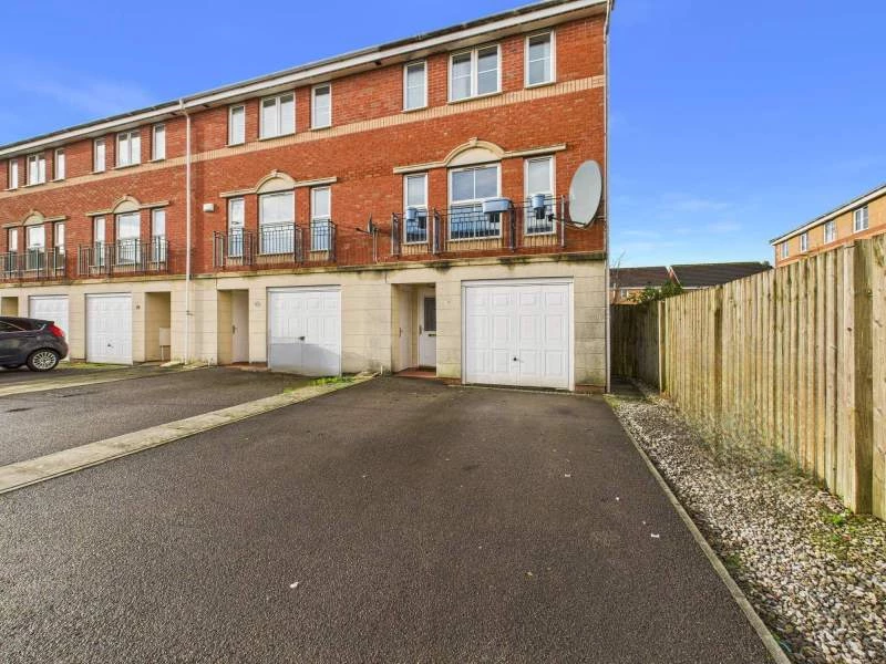 Driveway & Front Entrance