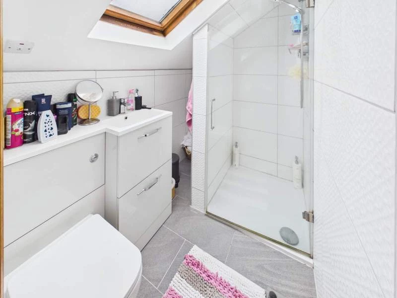 En Suite Shower Room to Bedroom 1