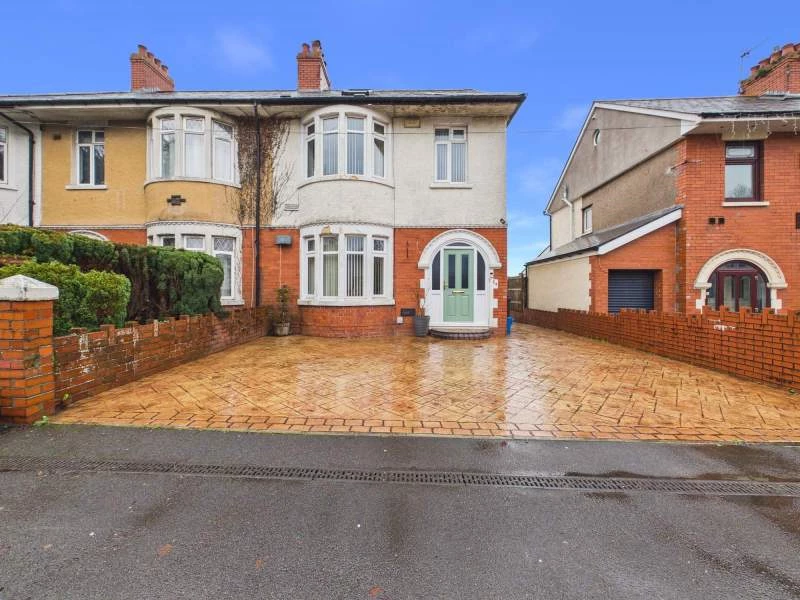 Driveway & Front Entrance