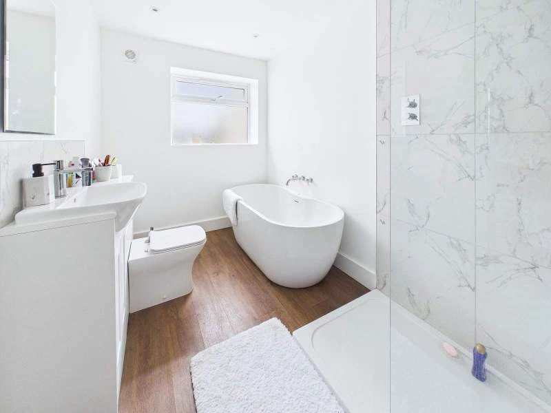 En Suite Bathroom to Bedroom 1