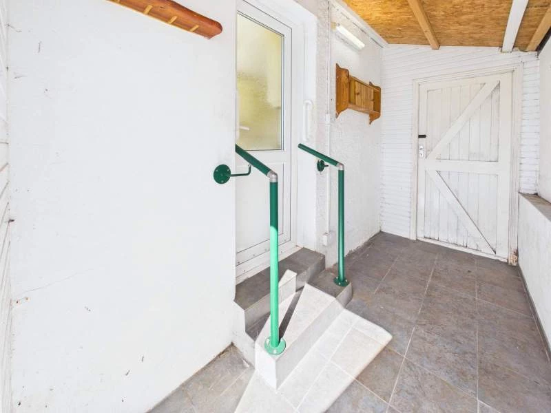 Side pathway