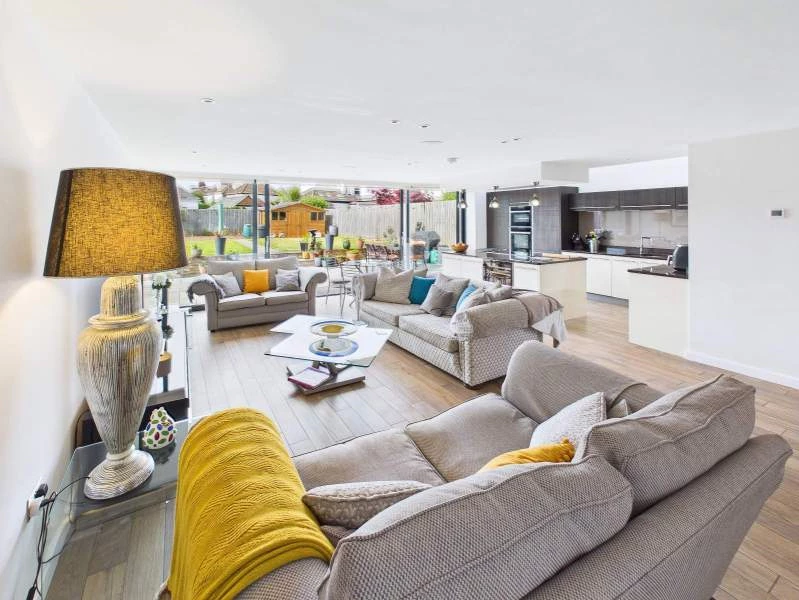 Principle Reception/Kitchen/Breakfast Room