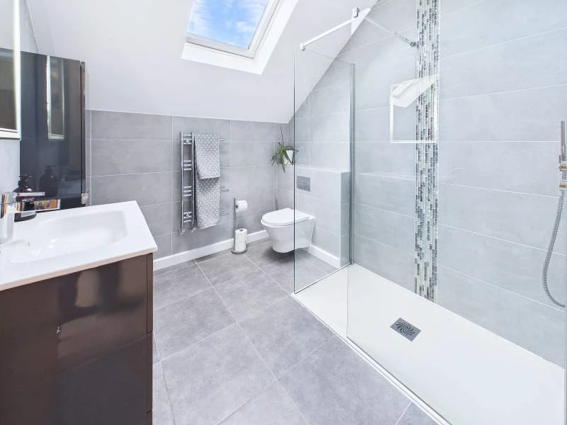 En Suite to Bedroom 1