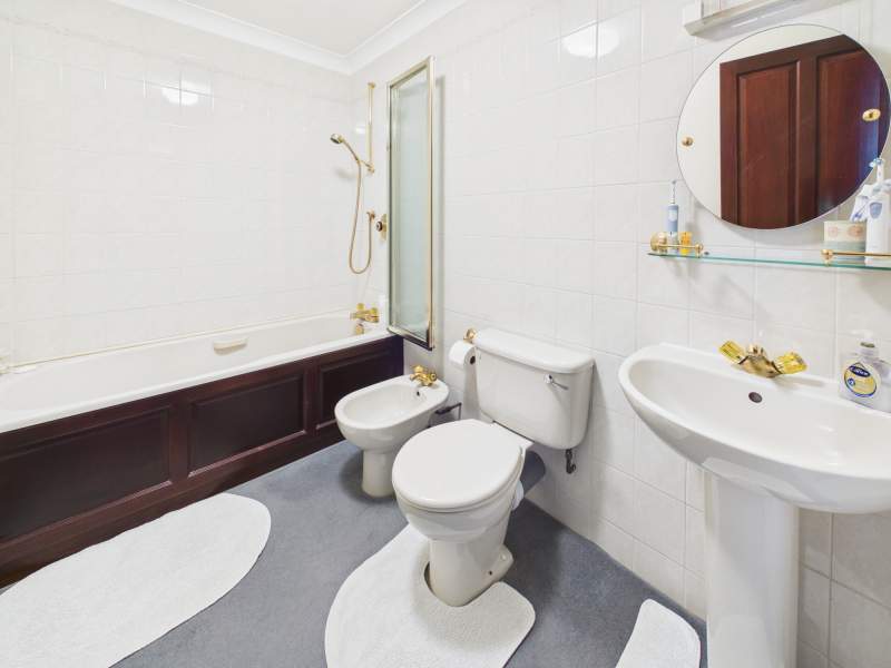 En Suite to Bedroom 2