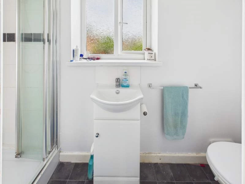 En Suite to Bedroom 1