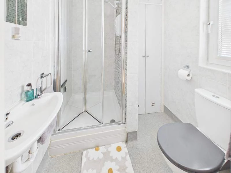 En Suite to Bedroom 1