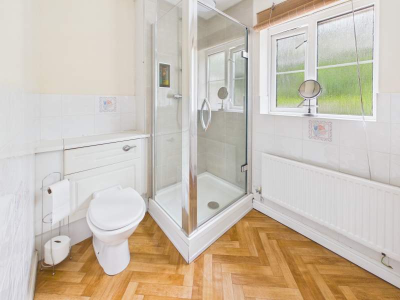 En Suite to Bedroom 1