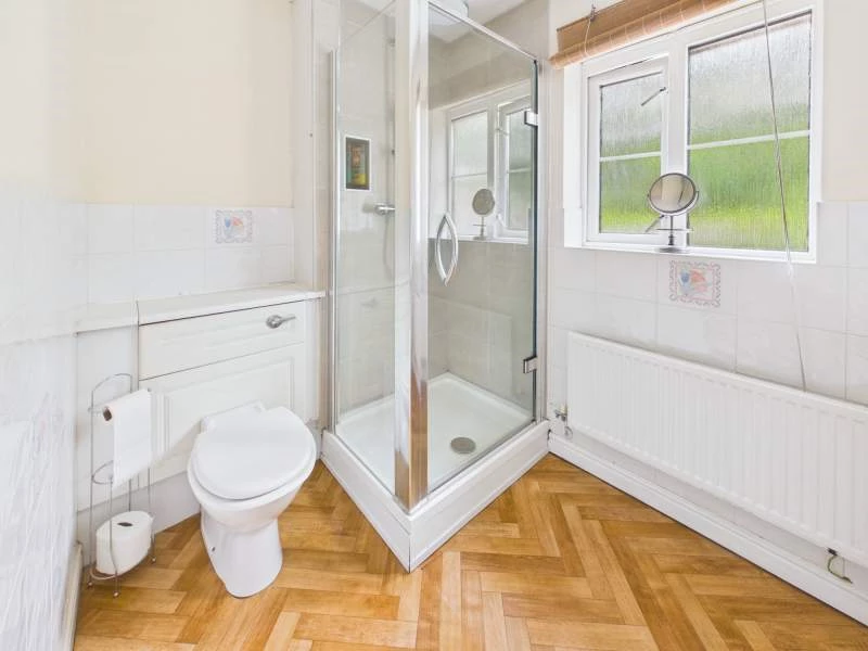 En Suite to Bedroom 1