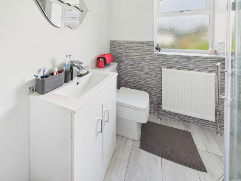 En Suite to Bedroom 1