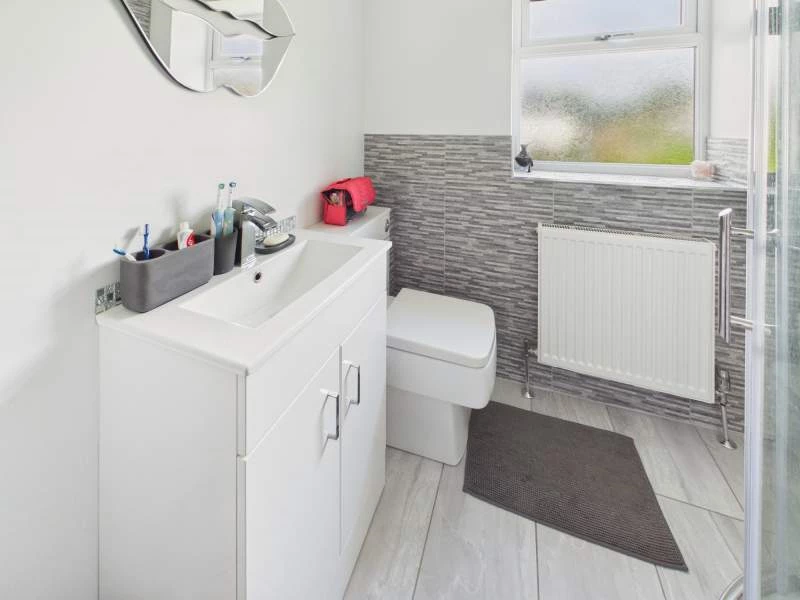 En Suite to Bedroom 1