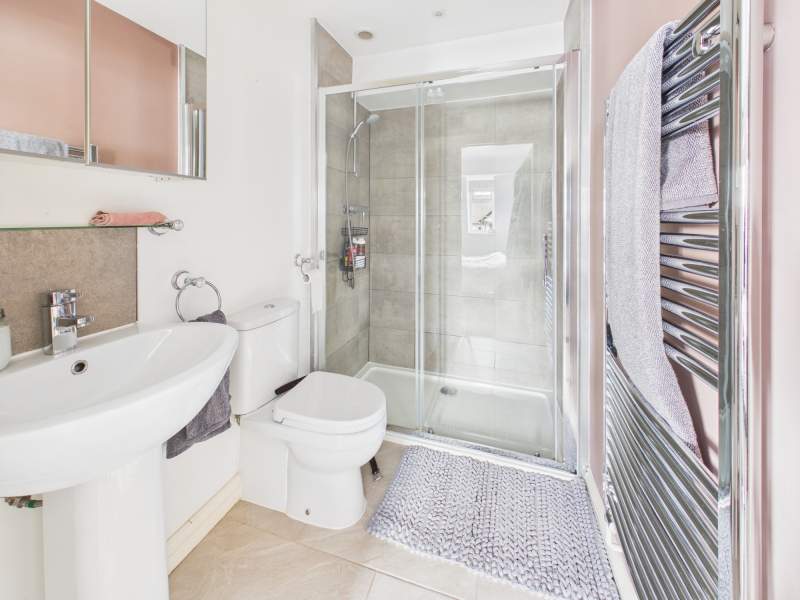 En Suite to Bedroom 1