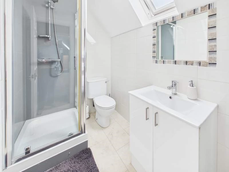 En Suite Shower Room to Bedroom 1