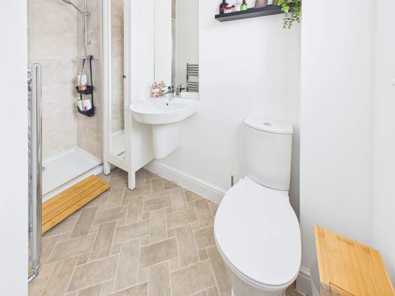 En Suite to Bedroom 1