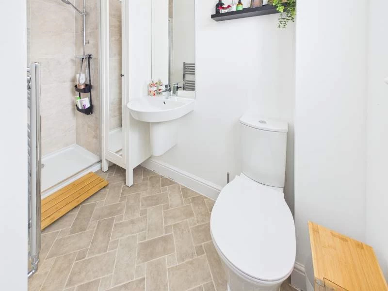 En Suite to Bedroom 1