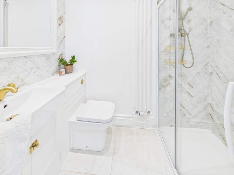 En Suite Shower Room to Bedroom 3