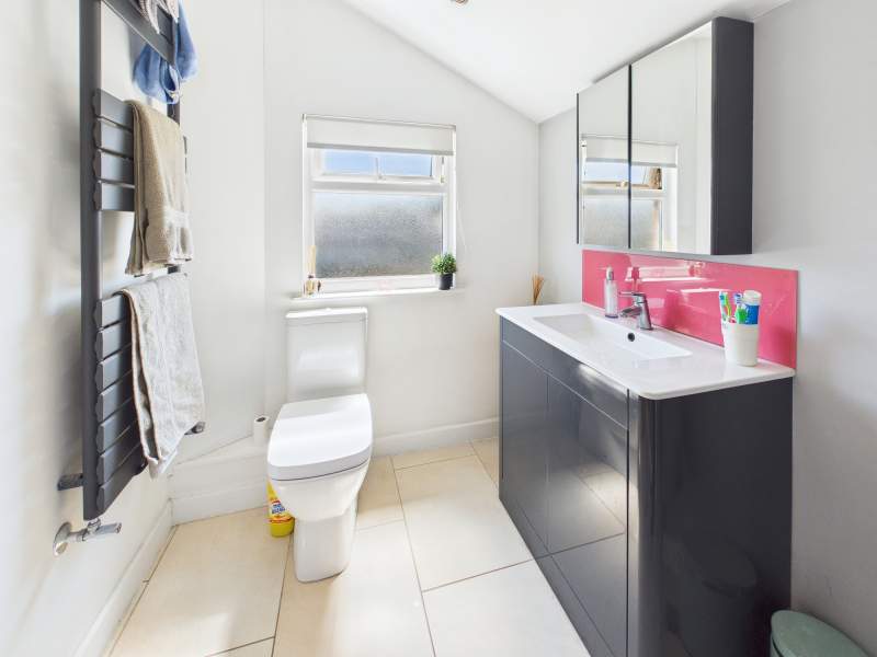 En Suite to Bedroom 1
