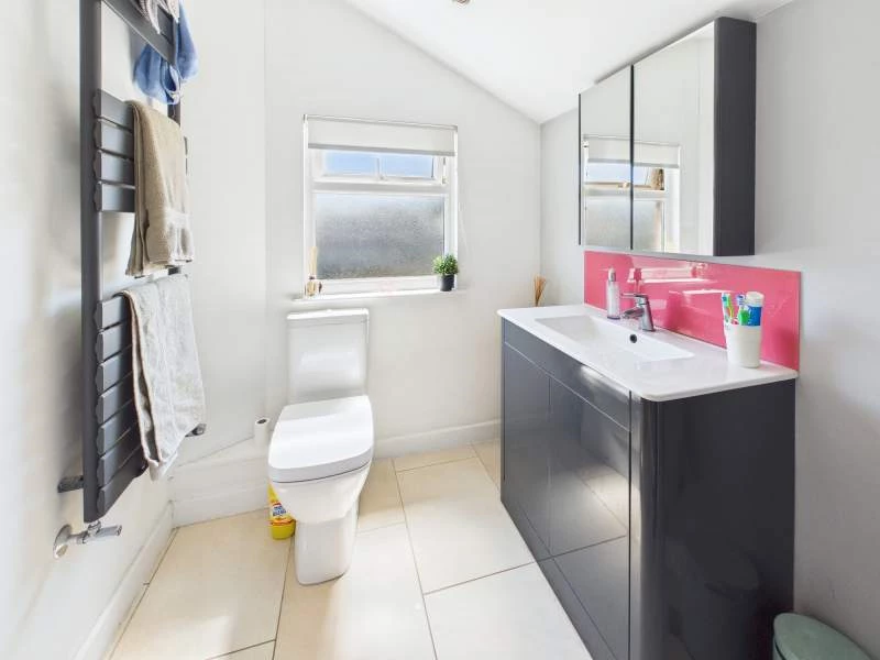 En Suite to Bedroom 1