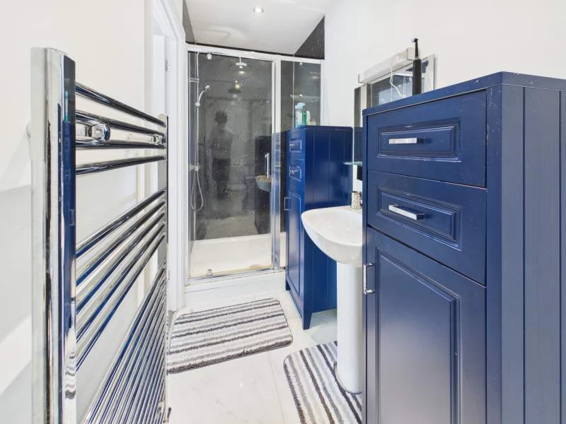 En Suite to Bedroom 1