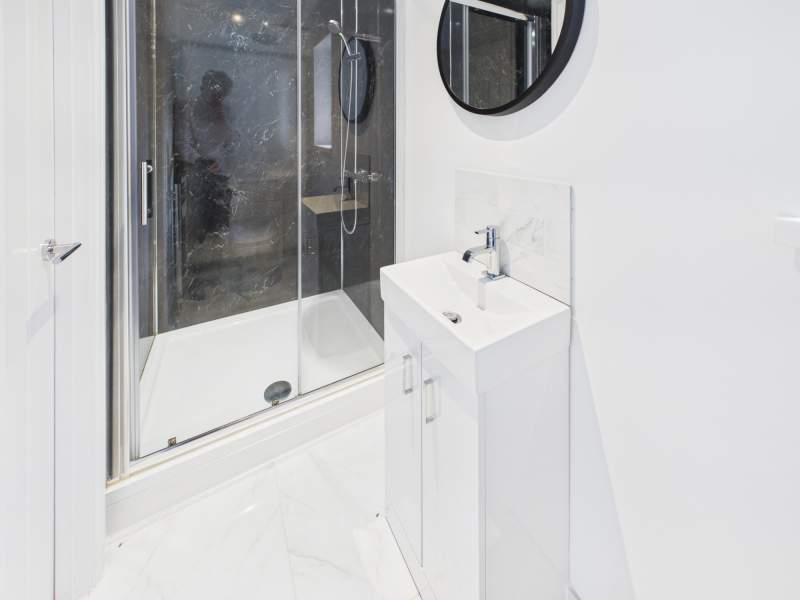 En Suite to Bedroom 3