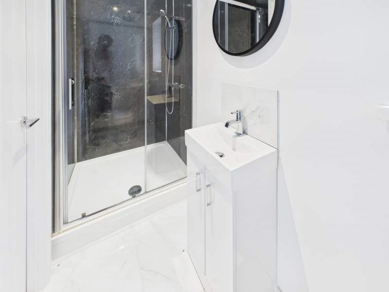 En Suite to Bedroom 3