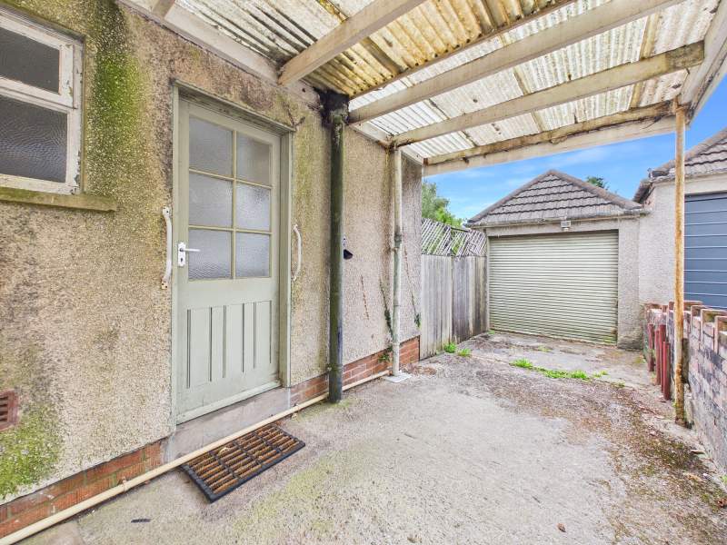 Garage & Driveway