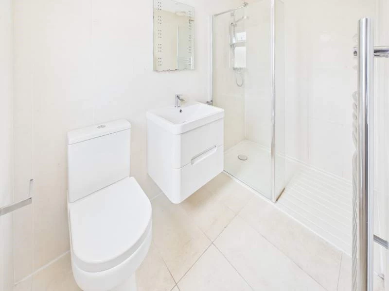 En Suite Shower Room to Bedroom 1