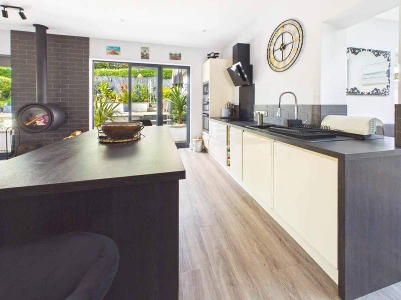 Kitchen/Breakfast Area
