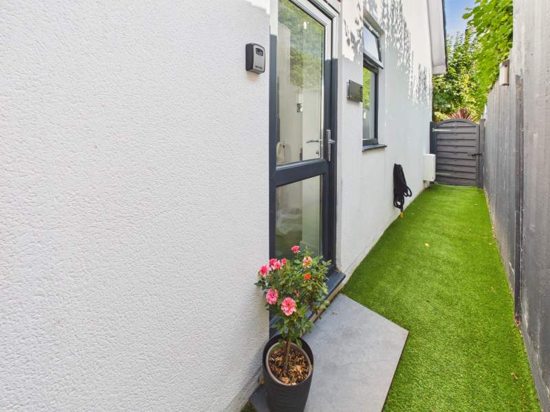 Side access to annexe