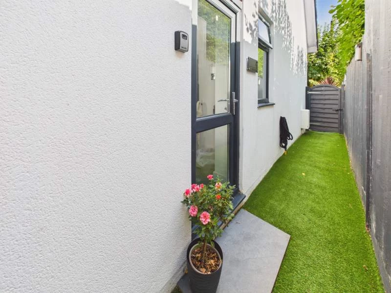 Side access to annexe