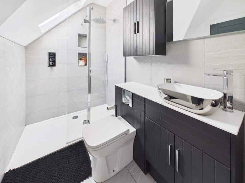 En Suite to Bedroom 1