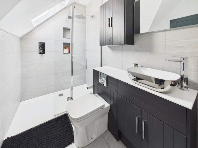 En Suite to Bedroom 1