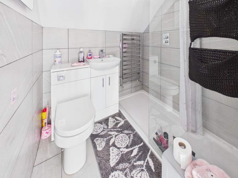 En Suite to Bedroom 2