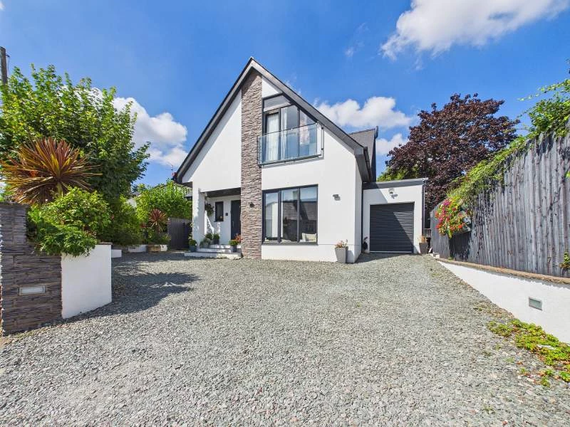 Driveway & Front Entrance