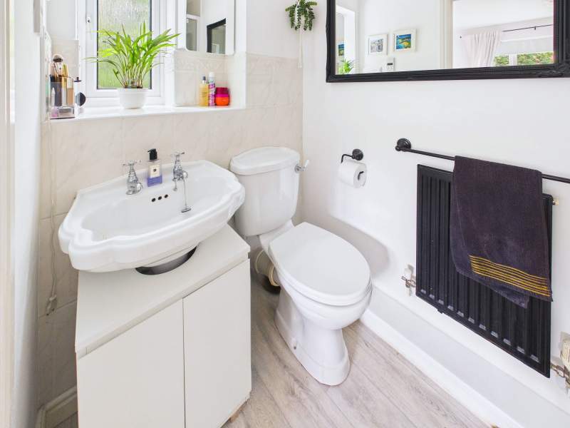 En Suite Shower Room to Bedroom 1